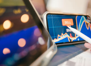 Seorang trader yang menganalisis opsi Bitcoin, Ethereum, dan forex di berbagai pasar